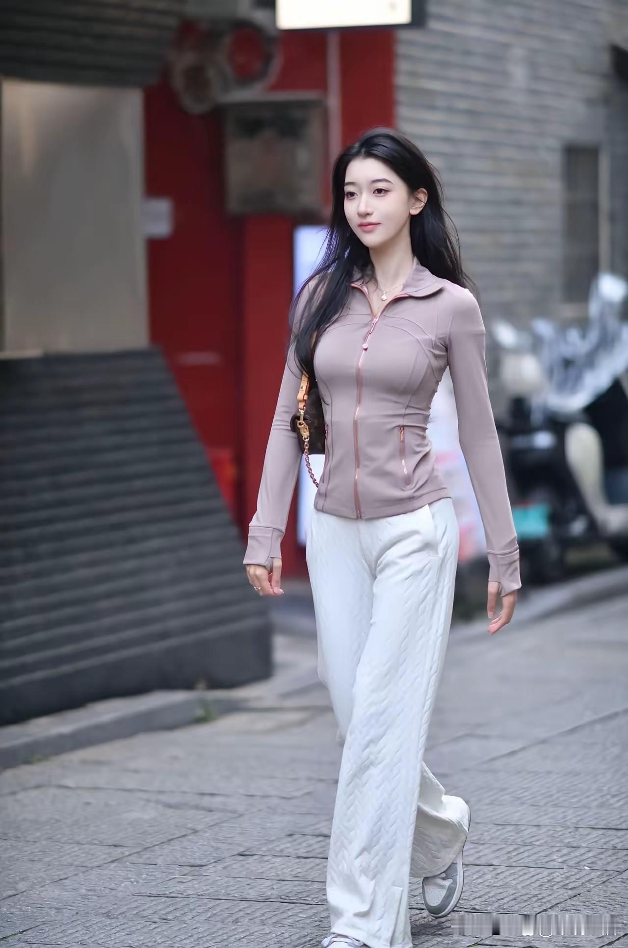 粉紫色上衣搭配白色长裤，这组合简直是都市街拍的宝藏穿搭！粉紫色上衣自带温柔浪漫