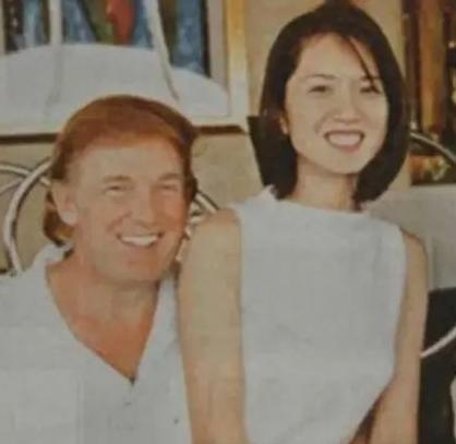 1995年，49岁的特朗普身处香港，怀中抱着一位神秘的中国女人，慵懒的坐在他的腿