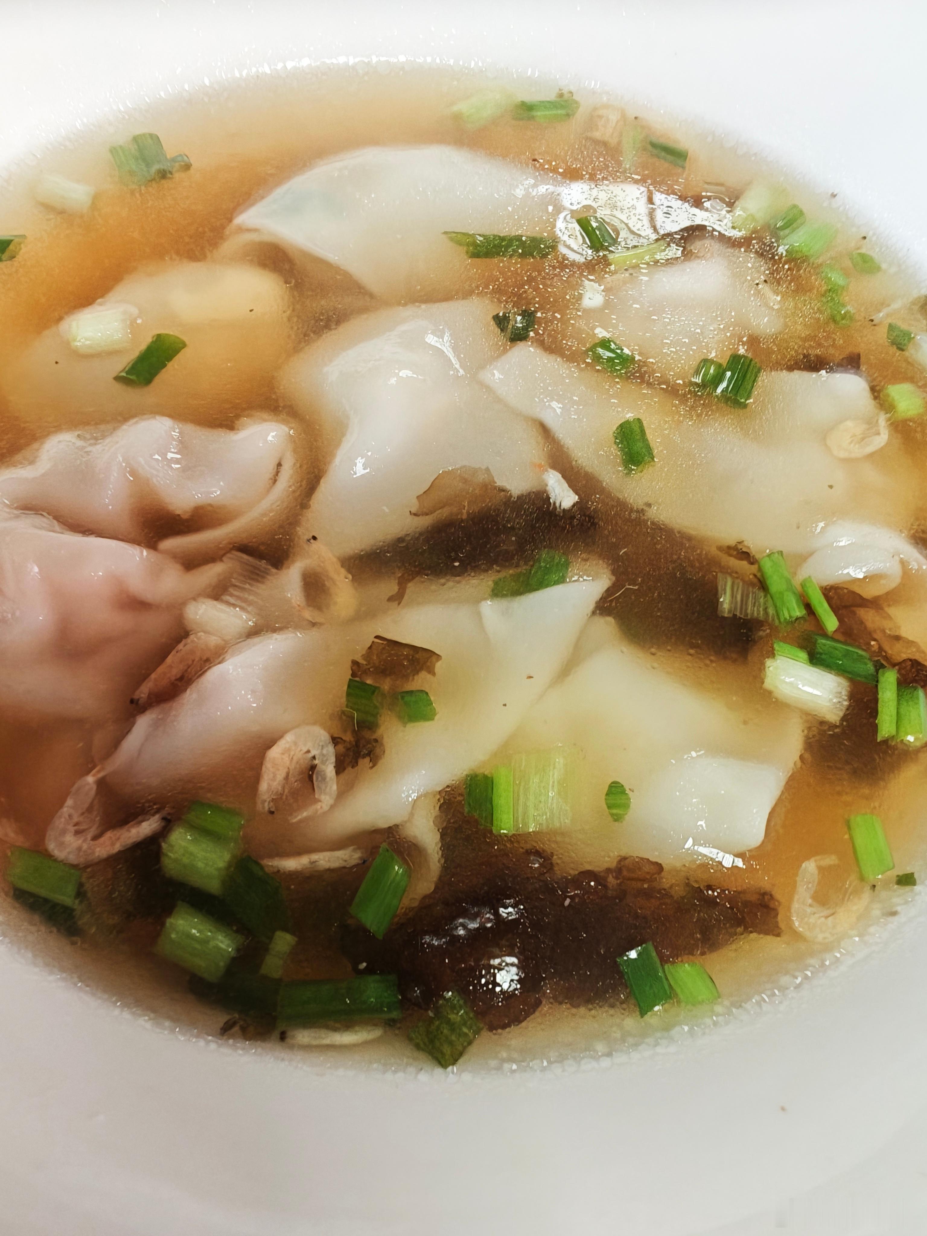 想吃馄饨了，没找到好吃的外卖，自己做一个～酸汤小肉馄饨，好吃地汤也没剩。
