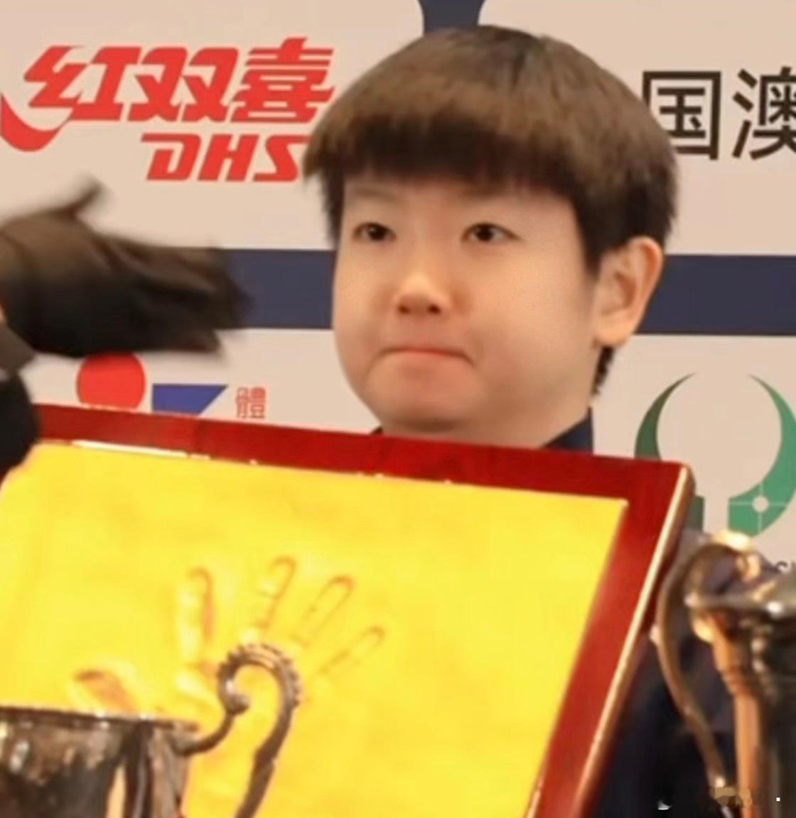 孙颖莎炫耀小猫爪中