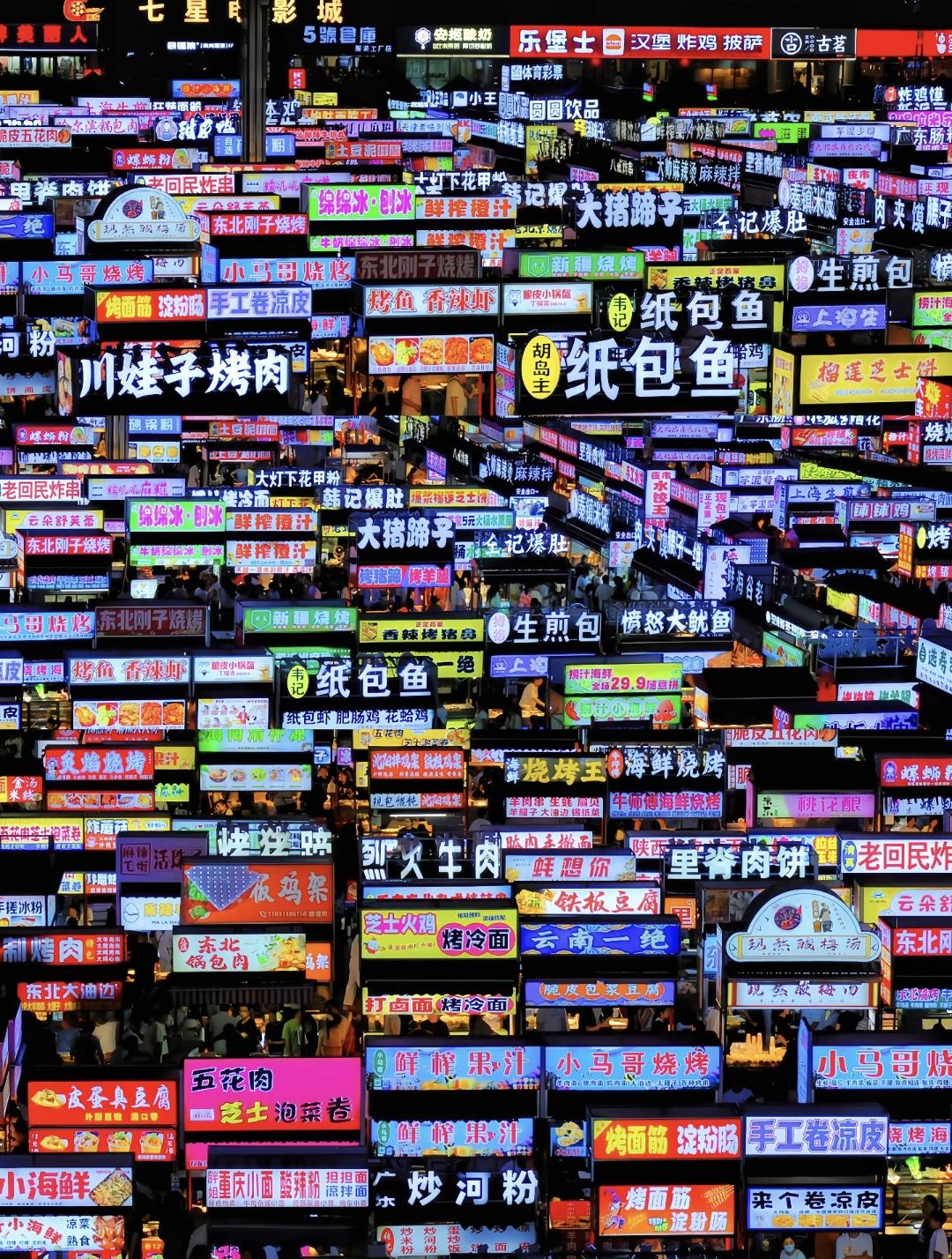 这是河北石家庄正定小商品夜市。它号称北方规模很大的夜市，密密麻麻全是小吃招牌，网