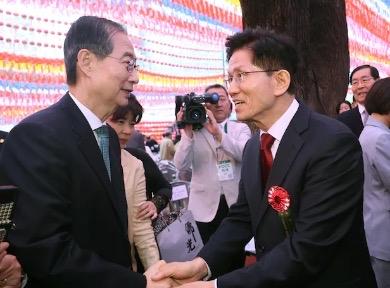 韩德洙催促尽快整合，金文洙却“不急”回应，保守阵营再现温差国民力量于4日正式