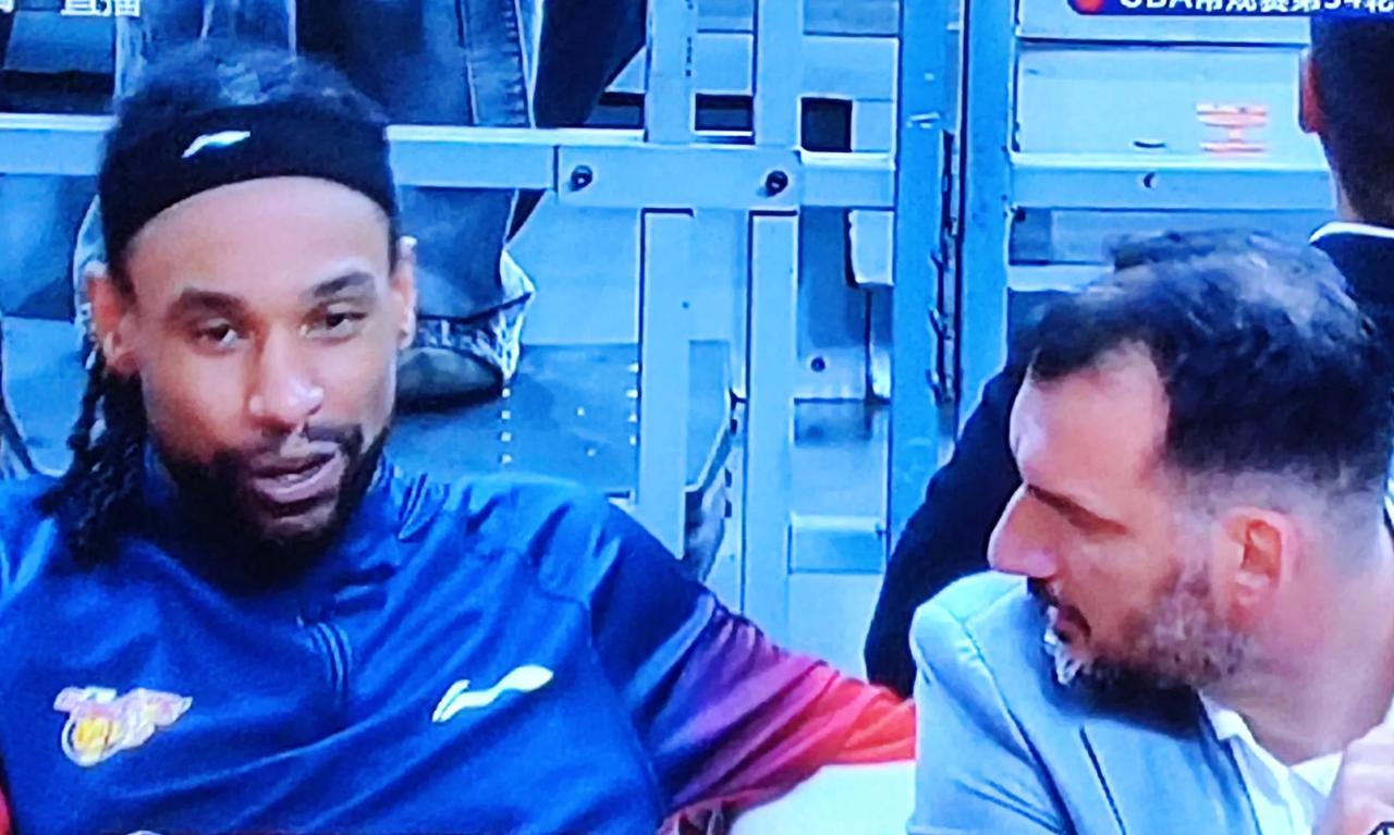 广东队打广厦这场比赛，萨林杰开局表现相当炸裂，6分多钟就取得9分6篮板，遗憾的是