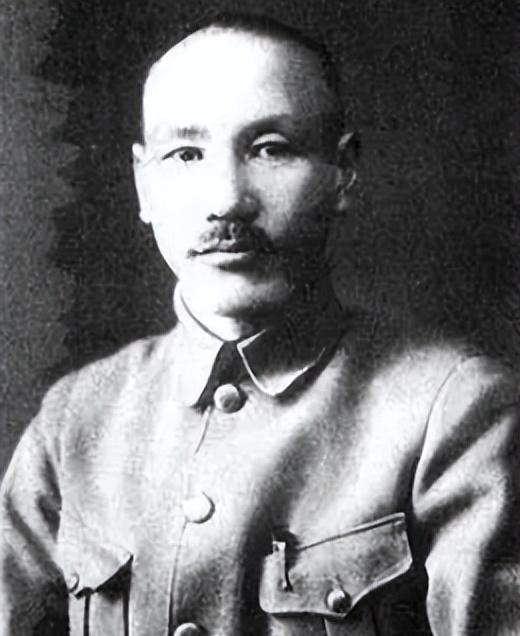 1948年，红色特工韩练成潜伏身份不慎暴露，蒋介石一封密令让张治中处置了他，张治