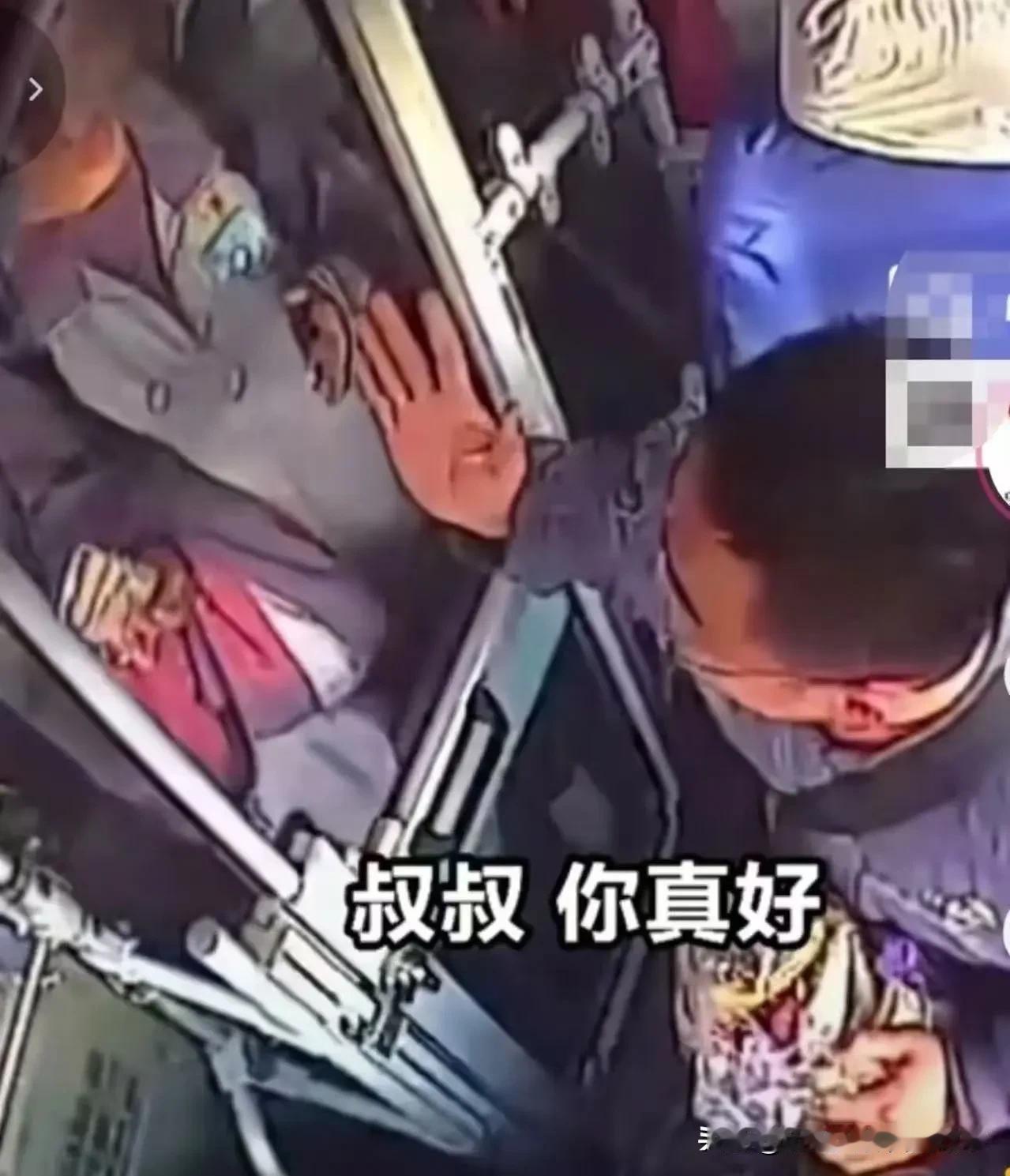 暖心公交日常山东青岛，女孩放学坐上公交车，熟稔地走到司机身旁，甜甜开口：“