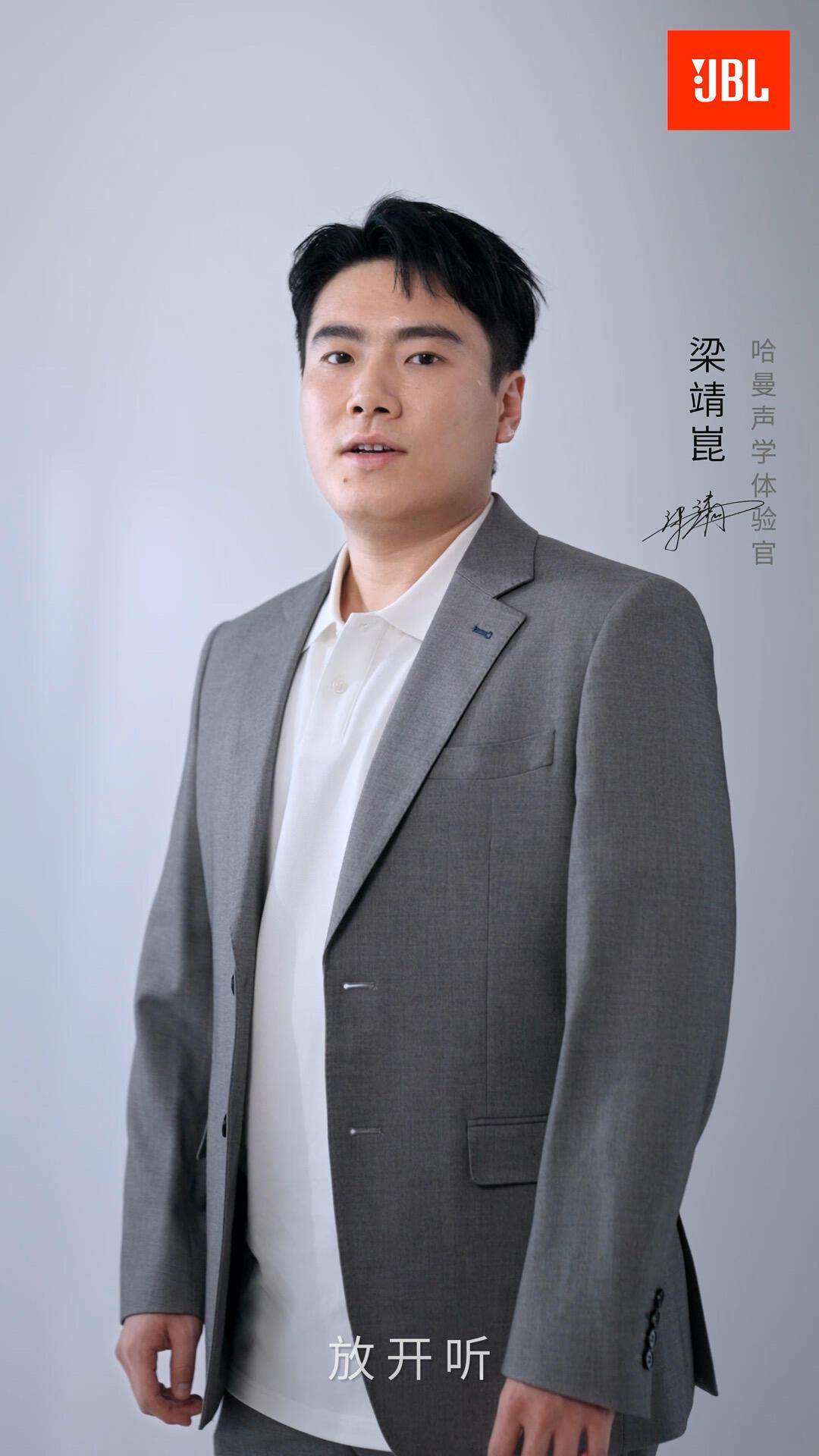 梁靖崑这形象可以，白衬衣，灰色西装，板正小伙，真的很像80年代的！紧张了，甜甜