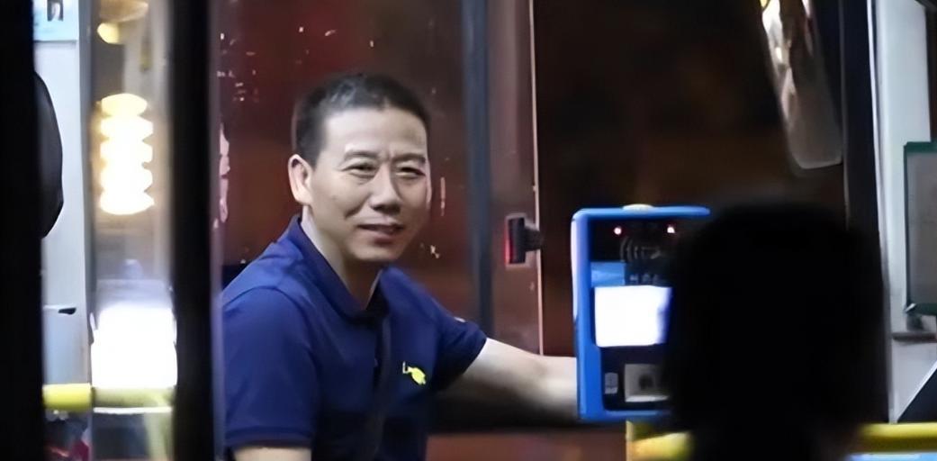 “这个司机师傅火了！”高三女生下晚自习，拼命往公交站跑，可没想到，最后一班公交车