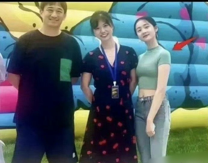 黄磊女儿黄多多有意进圈，脸是真的小，身材是真的好，应该会爆吧？！​​​