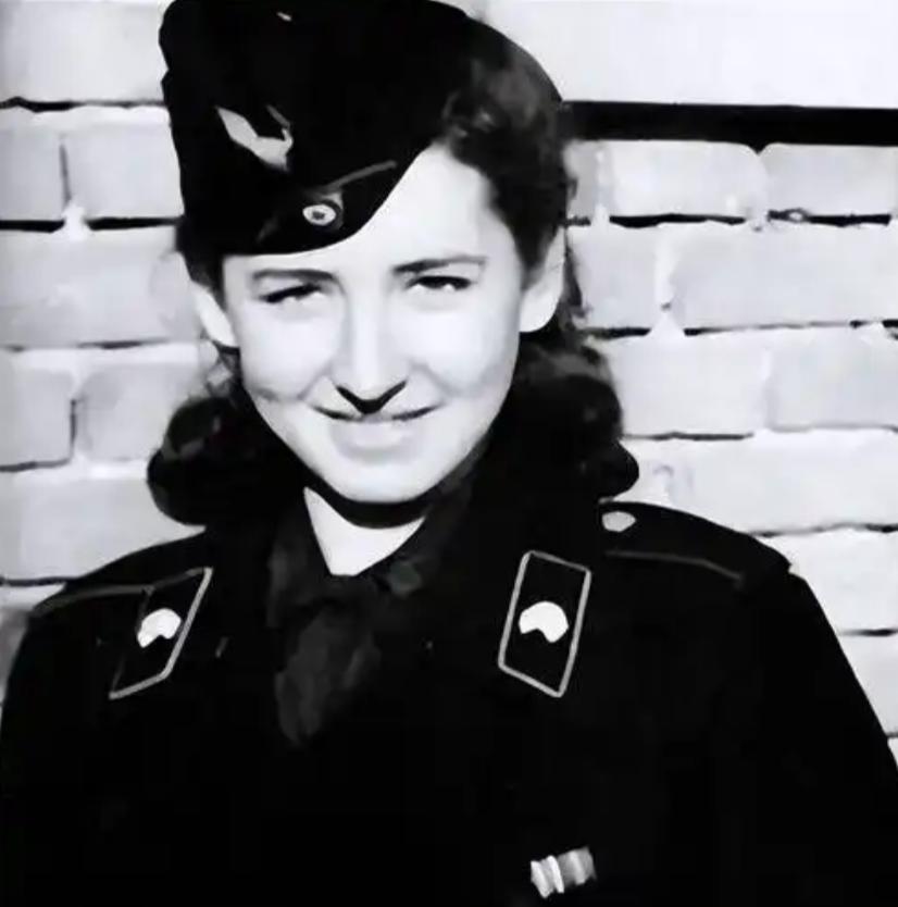 1943年，一名英国女护士看见一个德军战俘长相俊朗，竟低声对他说："你若愿意跟我