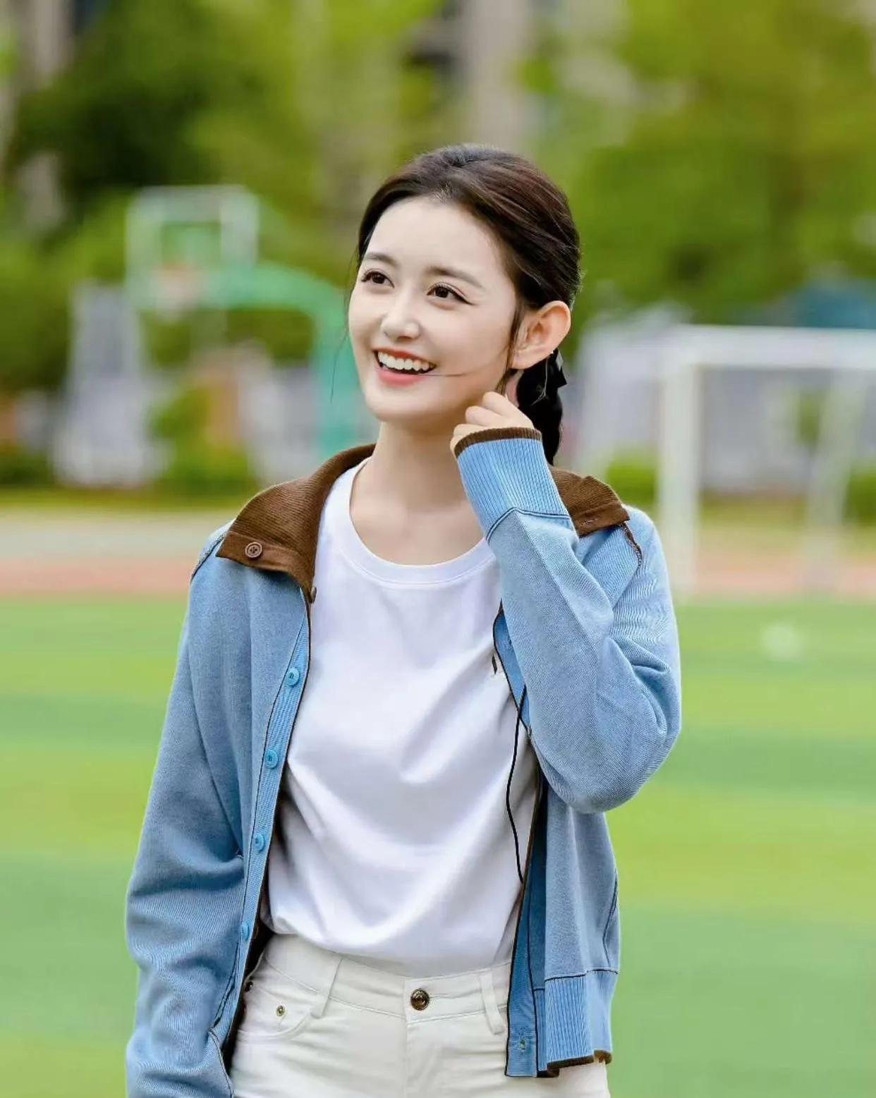 蒋依依的活力感直接拉满！一身休闲穿搭在户外活力满满，不管是运动姿势还是甜笑