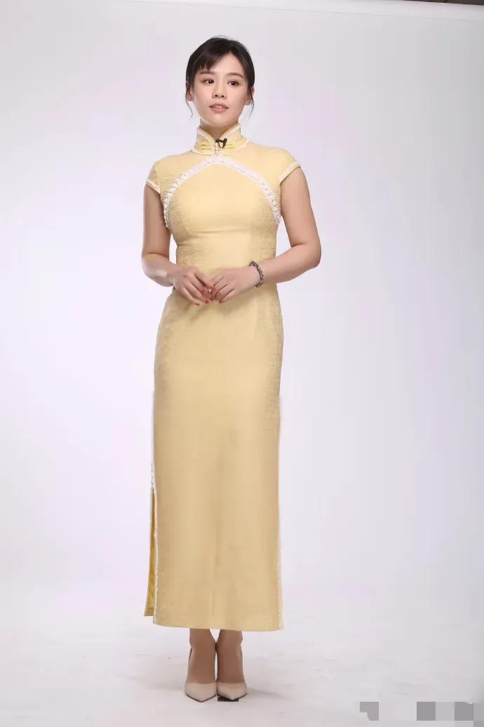 马思纯还真是瘦成纸片人了，穿旗袍大秀婀娜曲线，颜值状态重回少女时代，果然坚持使人