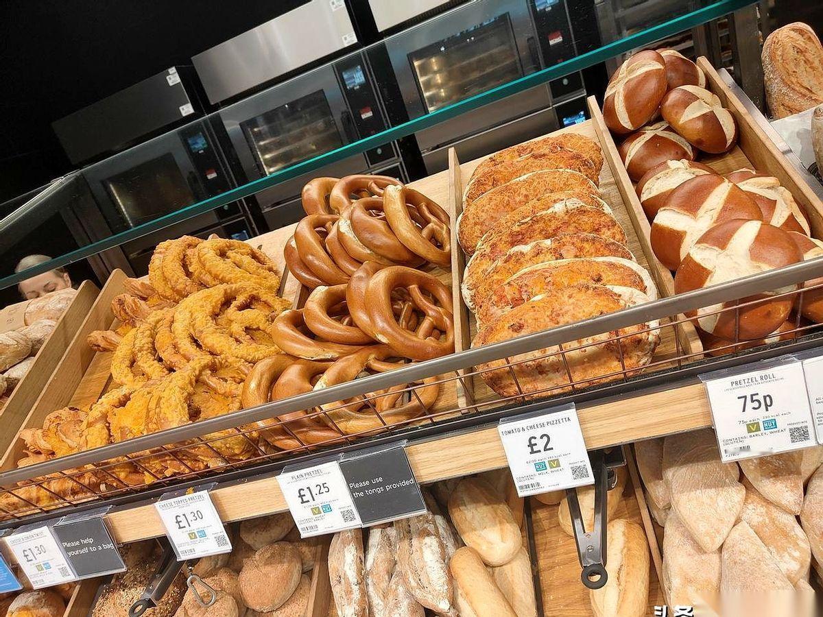 真的，在英国M&S超市，我才第一次被人家的面包给干沉默了。不是说多惊为天人，而