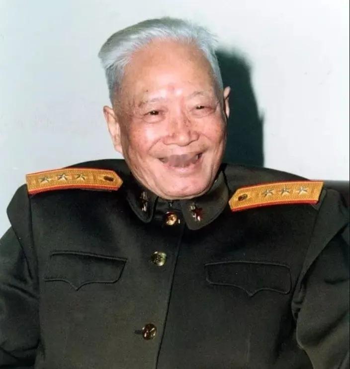 1992年9月中旬，时任国防大学校长兼政委的张震接到中央来信，考虑在党的十四大上