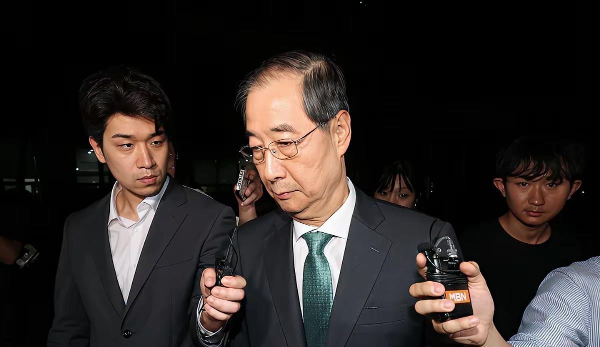在劫难逃！韩国原总理韩德洙这时候遭到了特检组的调查和询问。最终，特检组将对这位前