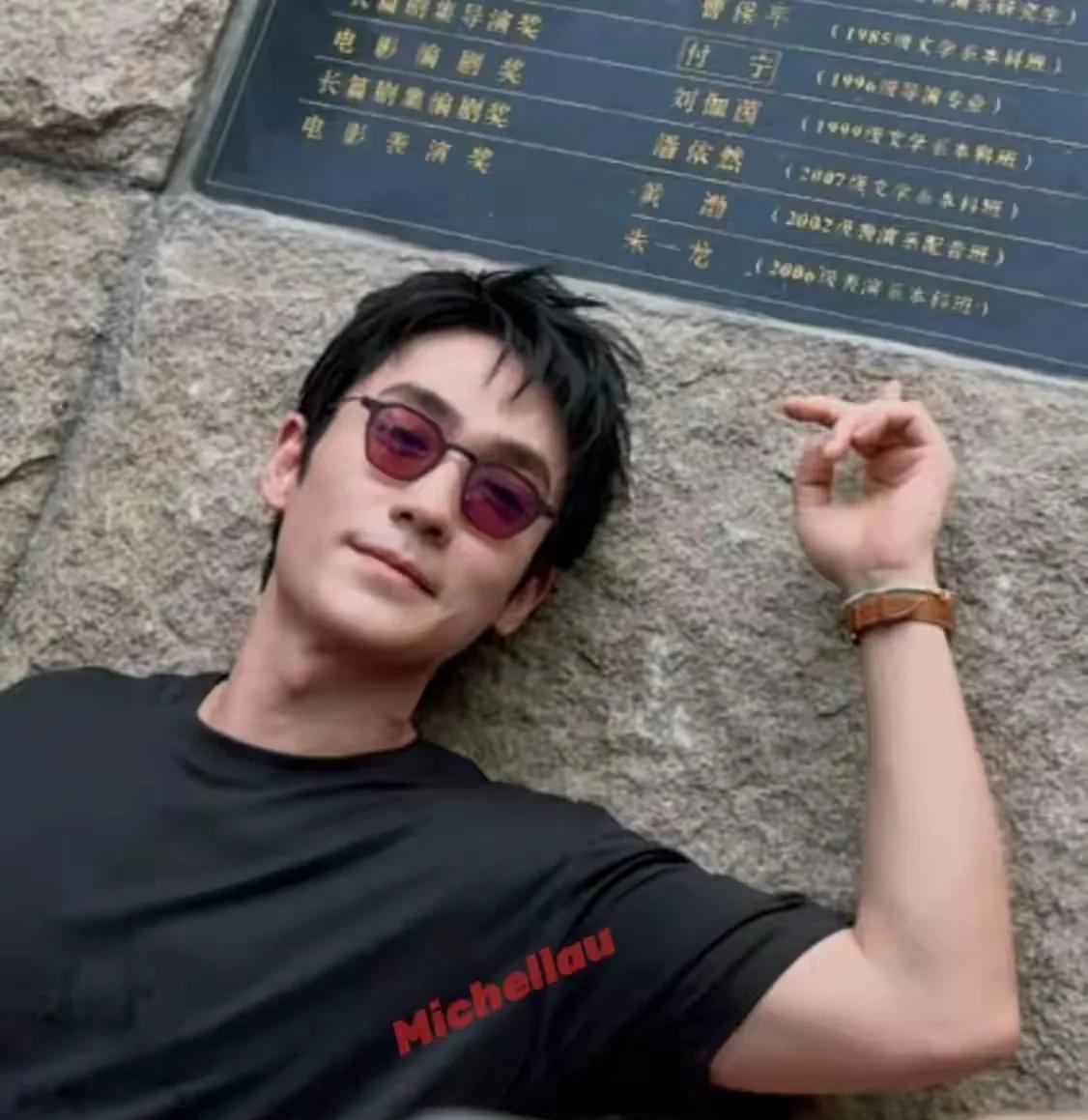 被朱一龙笑死以为他就安静的拍一张照谁知道再一看是一堆人，和一堆镜头这份“淡