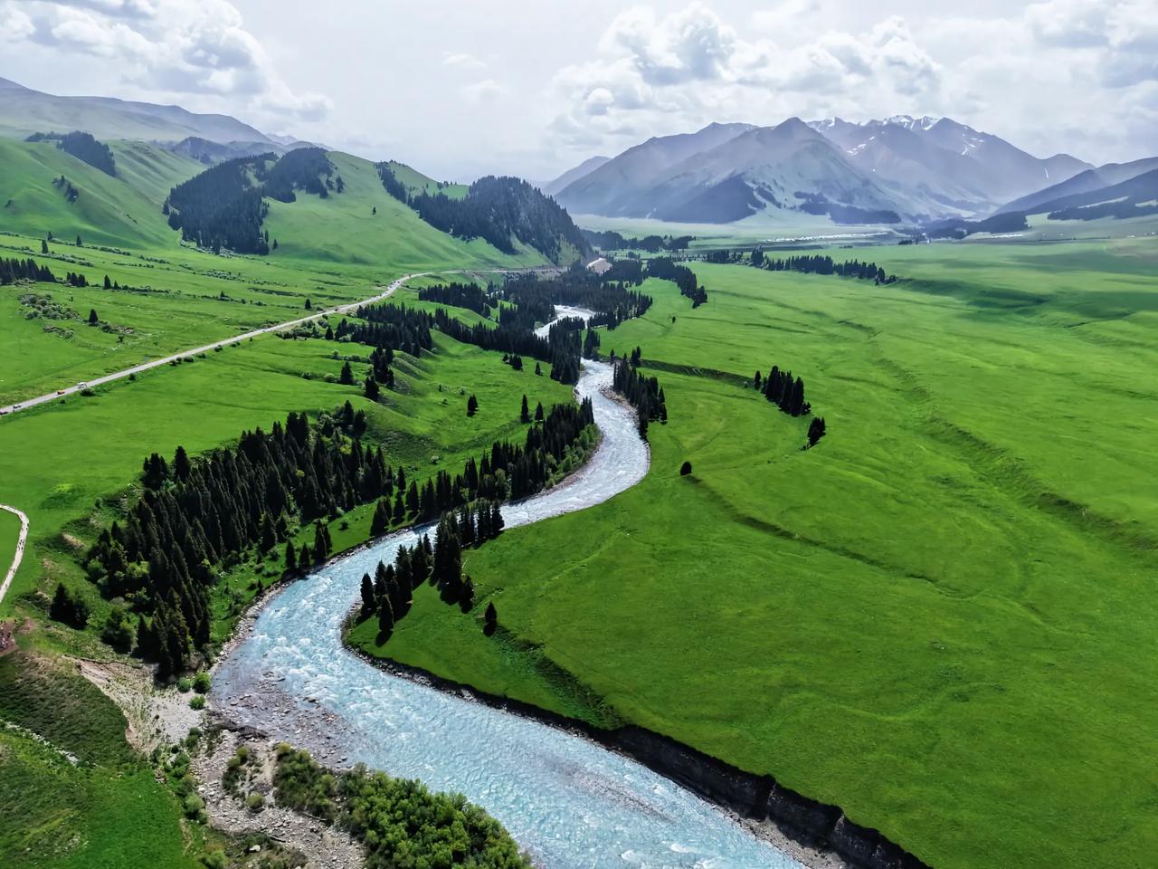 朋友家的孩子是中国科学技术大学硕士毕业，最后签到了宝山区的最好的高中，现在就业形