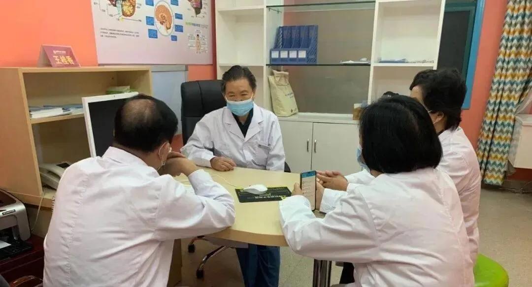 湖南最近出了个新规定，2026年1月1日起正式执行，核心要求是在职知名专家看普通