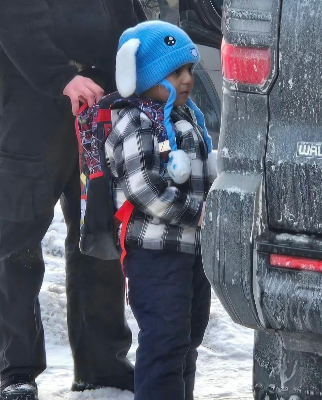 美国ICE真的没有人性，这是从幼儿园把5岁的孩子抓来吗？让孩子敲开自己家门，冲进