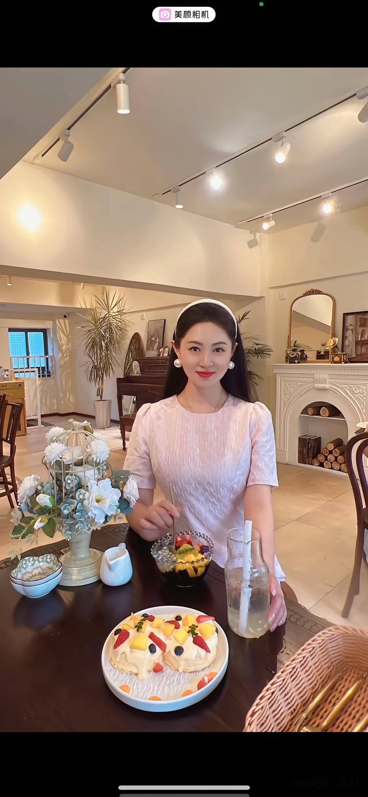 一个人在家享受下午茶时光。