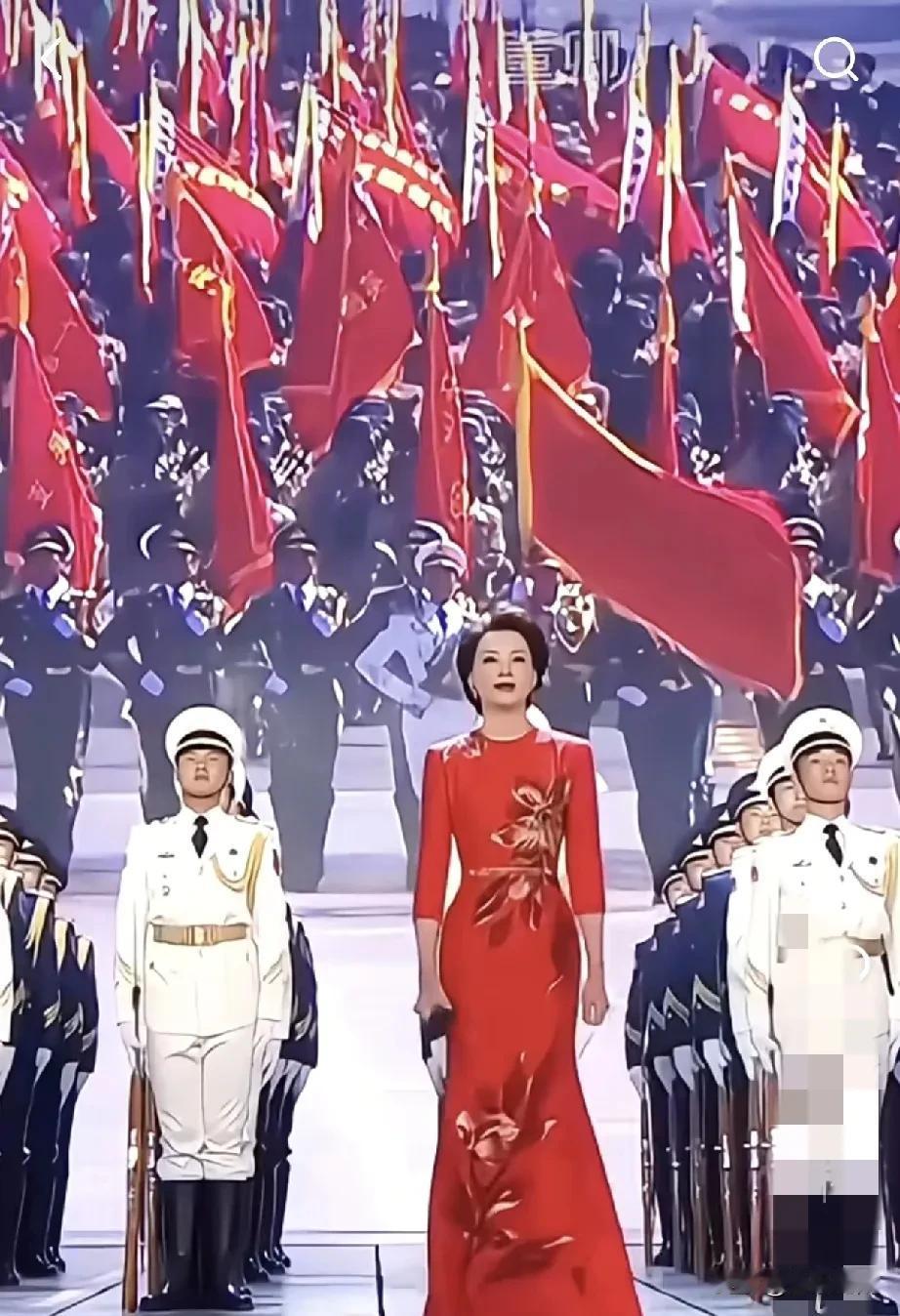 董卿主持八一晚会时气场强大，有目共睹。在以前的八一晚会上，她就像一颗定心丸，稳稳