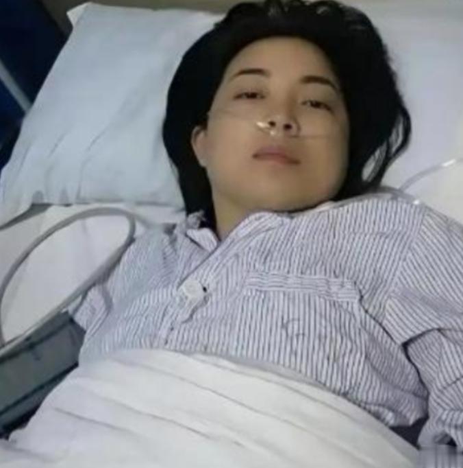 江西24岁女子病逝，未婚夫垫付30万治疗费，办完丧事准备离开，女方父亲递来一个红