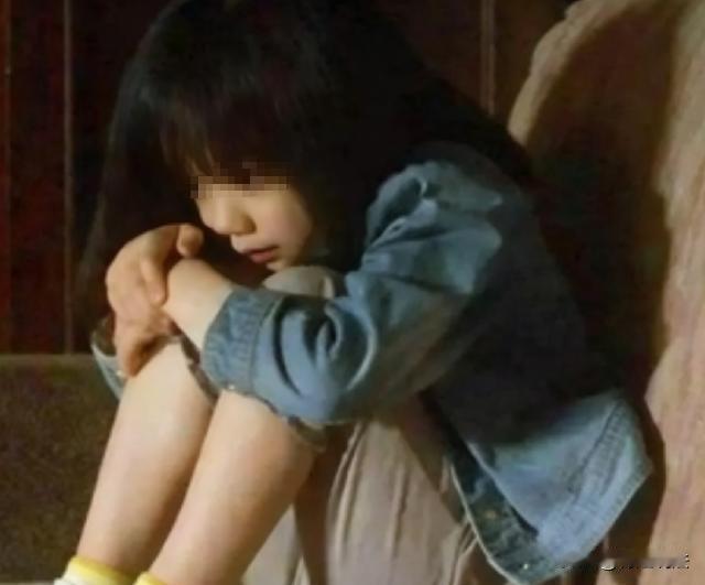 江西抚州，6岁女孩念念跟着奶奶去麻将馆，期间被12岁男孩浩浩带回家强制猥亵。晚上