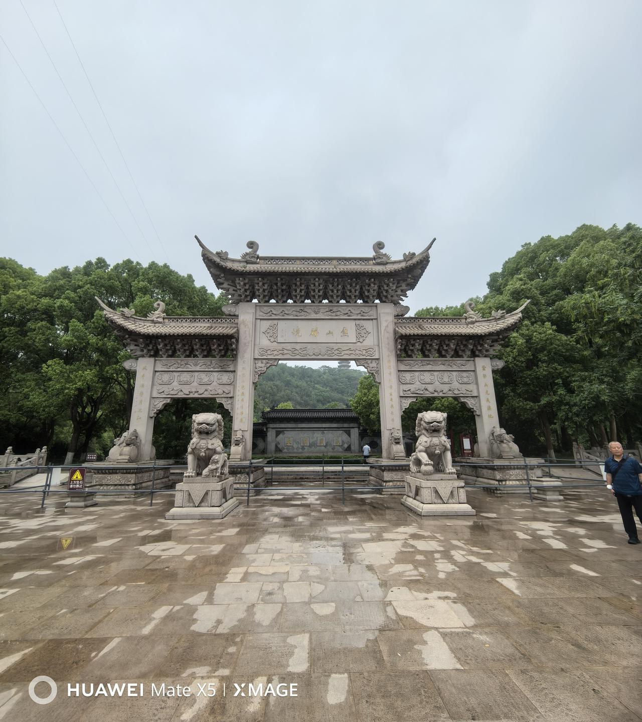 （上午去了焦山风景区，下午又去了西津渡）。从定慧寺黄墙到万佛塔江景，一步一挪