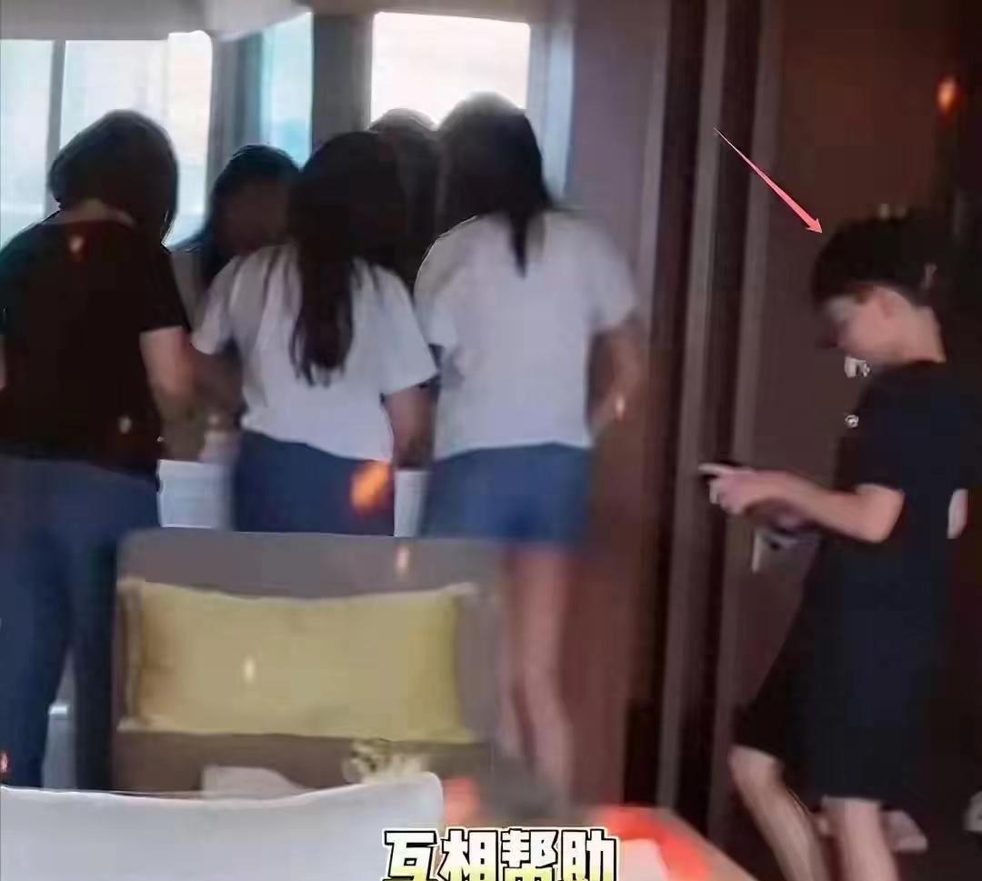 小玥儿性格越来越好了，她带了三个同学到自己家里玩，小霖霖乐颠颠的跟在身后。几个