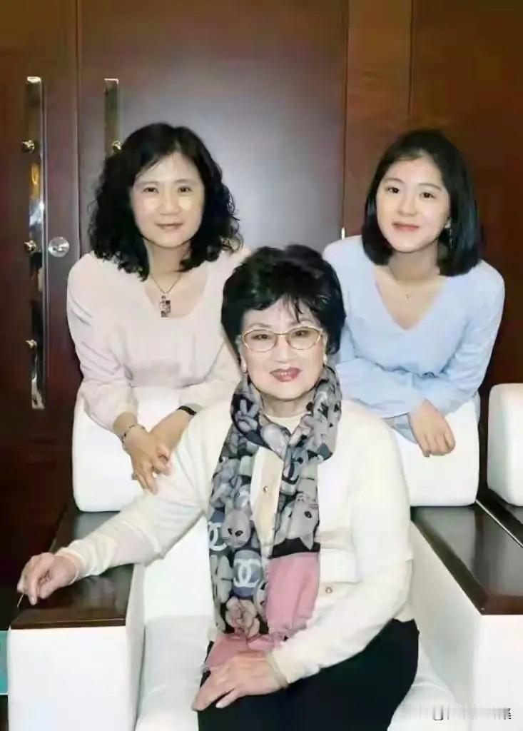 2019年，越剧表演艺术家王文娟和女儿孙庆原（左），外孙女朱凯佳在家中合影。自2