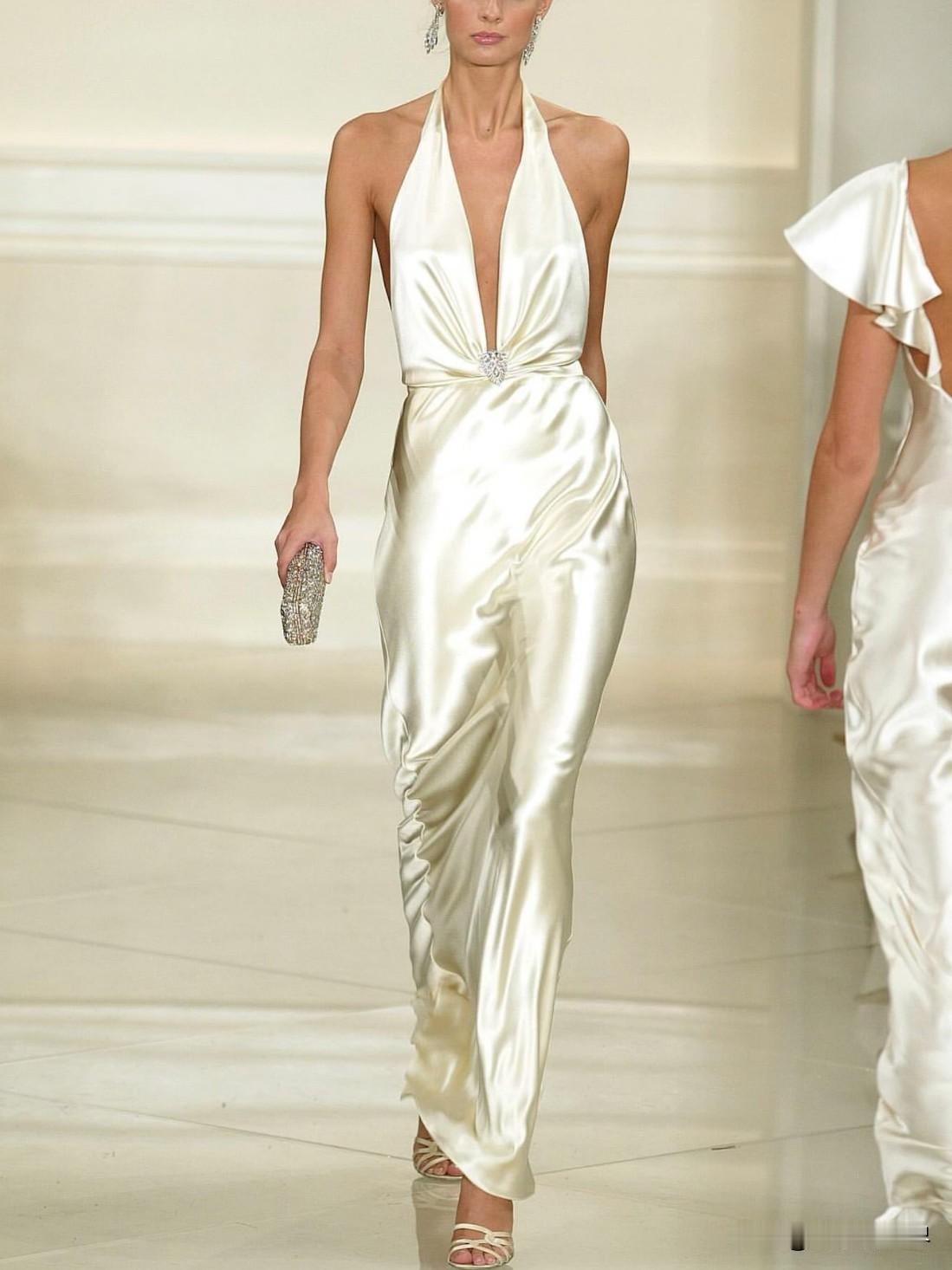 RalphLauren2005春夏系列的斜裁锤纹缎面礼服，紧身设计把女性曲线