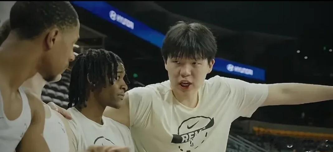 网上造谣杨瀚森被裁，说什么泄露机密，只一场不打就流言满天飞！杨翰森不可能被裁！