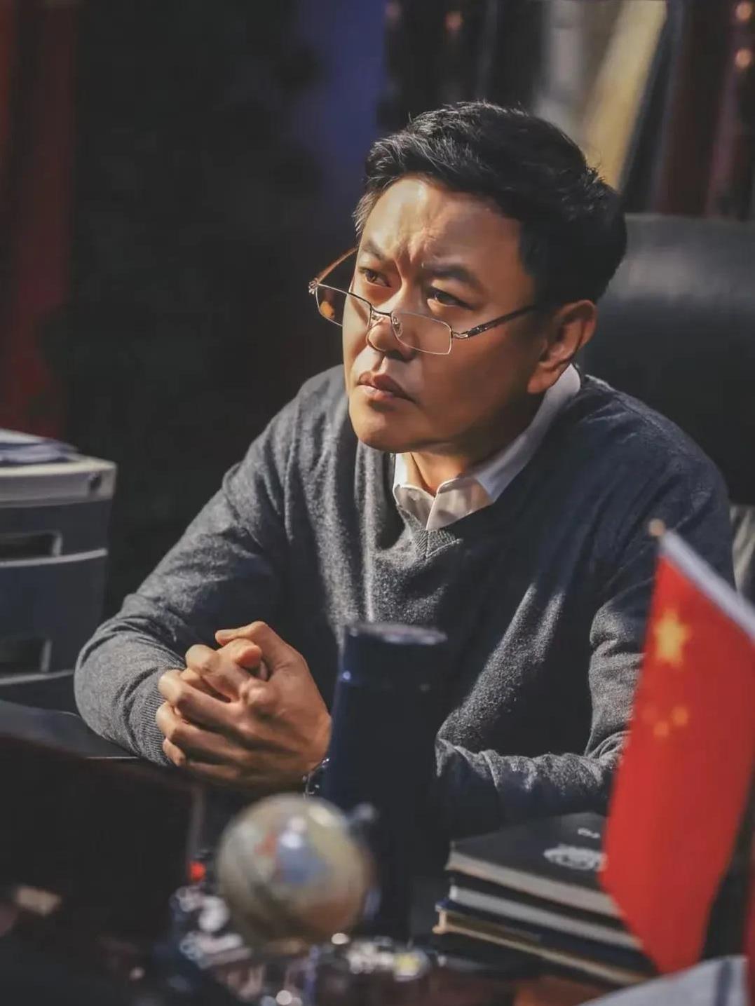 《以法之名》乔振兴的案子能迎来重大转机，全靠他。如果不是他，秦锋拿不到乔振兴最