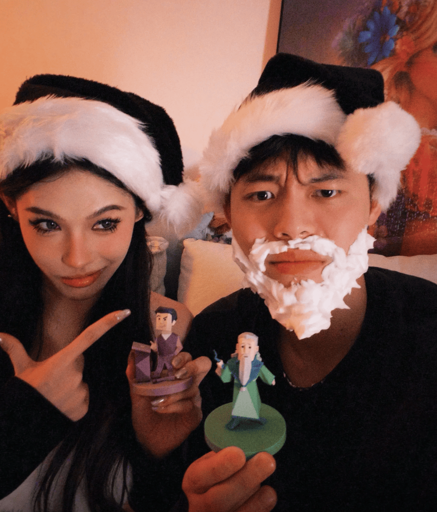 容子峰社媒晒与女友的圣诞合照并配文: 建议, 音量大点