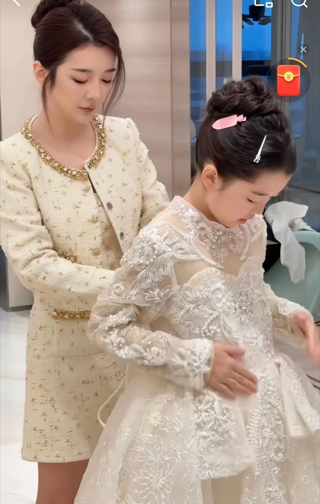 王栎鑫离婚五年，孩子不知道。妈妈一个人撑着家，连眼泪都不敢掉。女儿早看出来了，爸