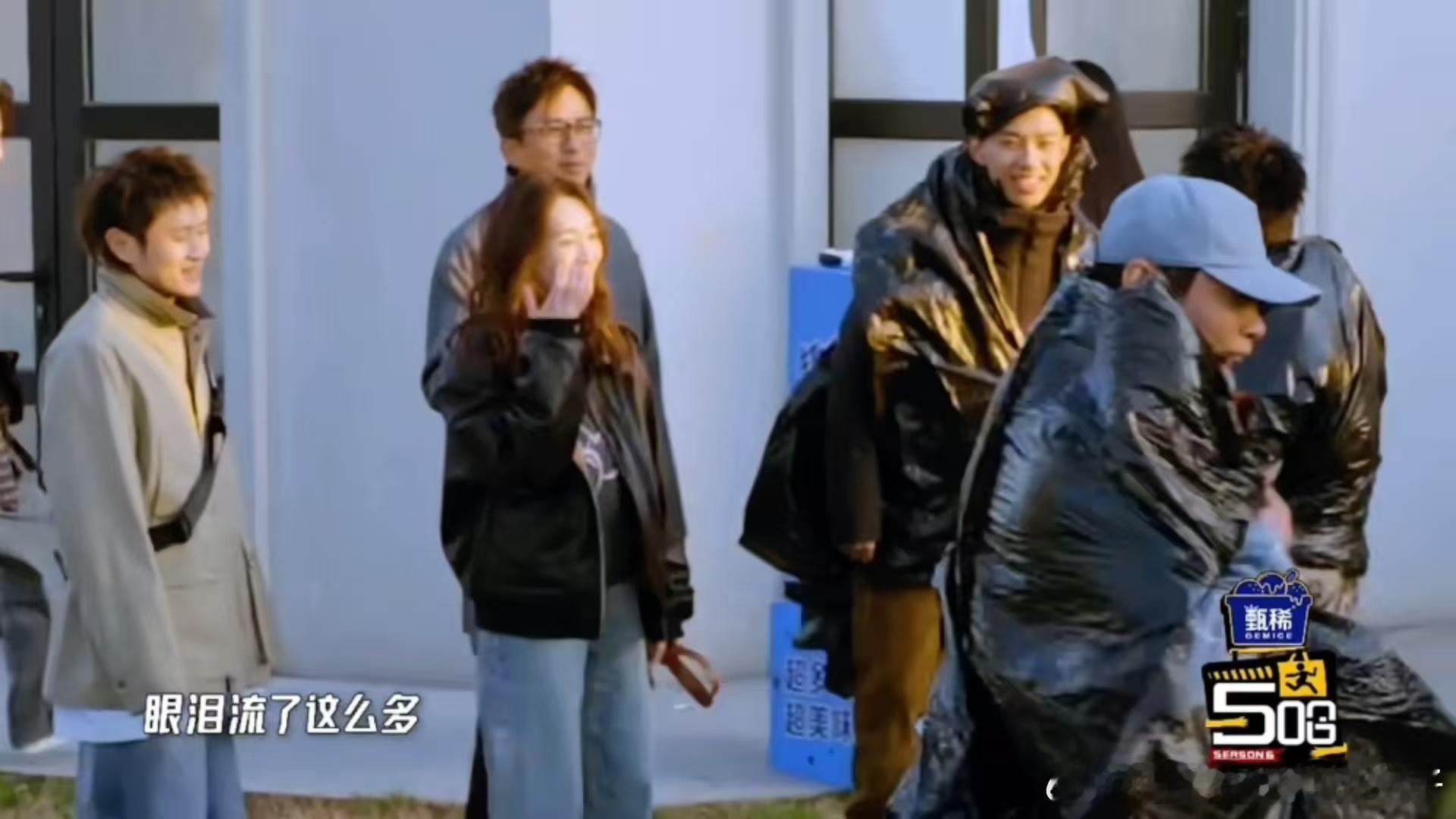李小冉五哈哭了邓超有被李小冉安慰到哈哈哈哈哈李小冉怼邓超说脸都不要了李小冉：