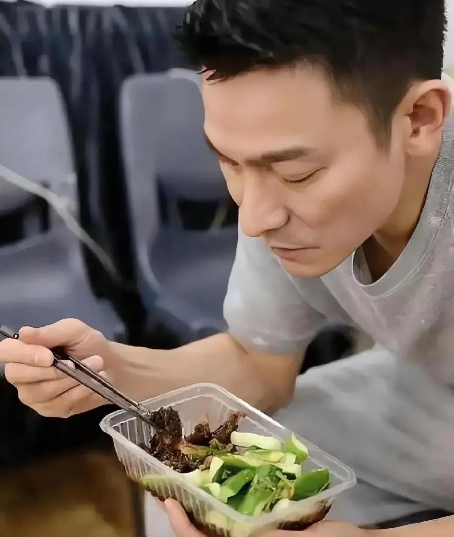 只有刘德华在享受成为刘德华，普通人宁可一生平凡，也要享受人生吧？天天粗茶淡饭