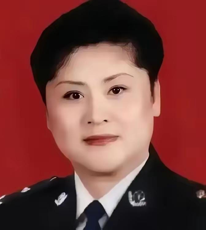 历史1988年，女警王玉荣结束卧底任务未换警服，遭两名壮汉强行塞进出租车，脖
