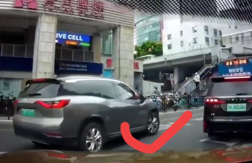 双方斗气，黄车车翻了，赢了原则却输了面子！7月11日下午，广州人民南路与沿江西