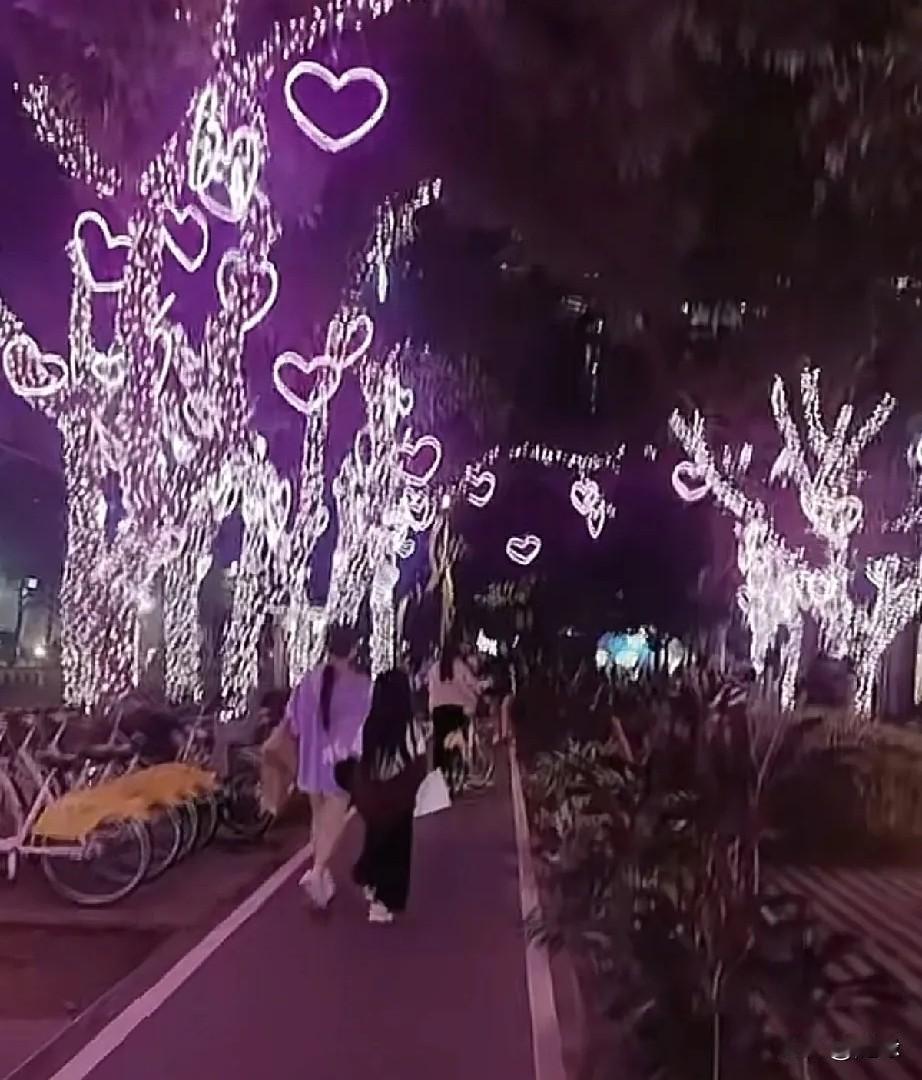 接地气！这才是正常家庭该有的样子。汪小菲和马筱梅又带玥儿箖箖去看夜景了！因为他