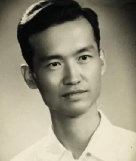 1947年，一敌军少校被我军俘虏，连长刚想审他。怎料，这名少校竟从容地说：“同志