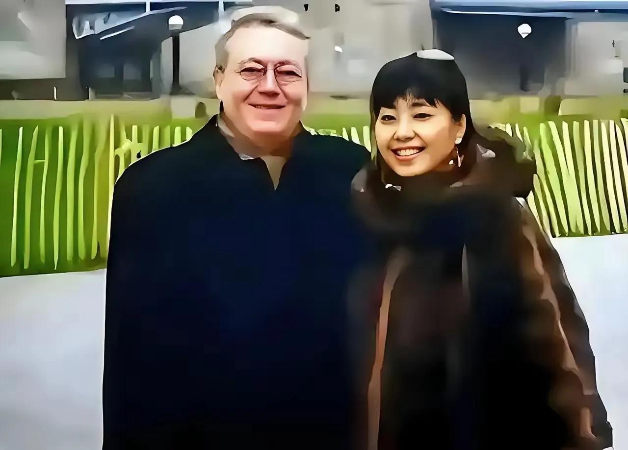 最让人艳羡的跨国婚姻，当数歌唱家殷秀梅和她的法国丈夫菲利浦。今年，菲利浦75岁，