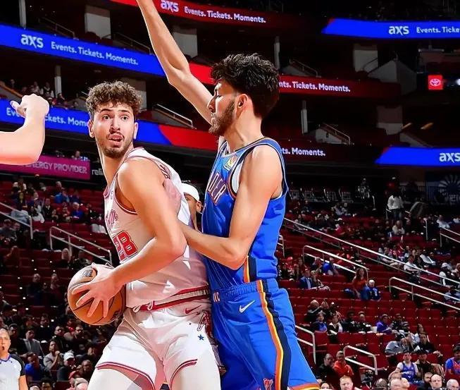 雷霆卫冕四大劲敌：一，火箭。顶级的防守，加上依然老当益壮的死神杜兰特，如果火箭