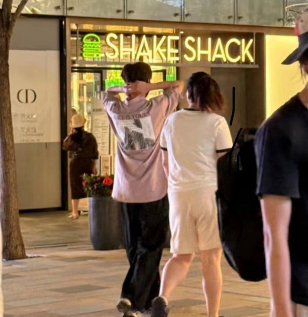 梓渝把剧里的衣服穿出来了？​​​