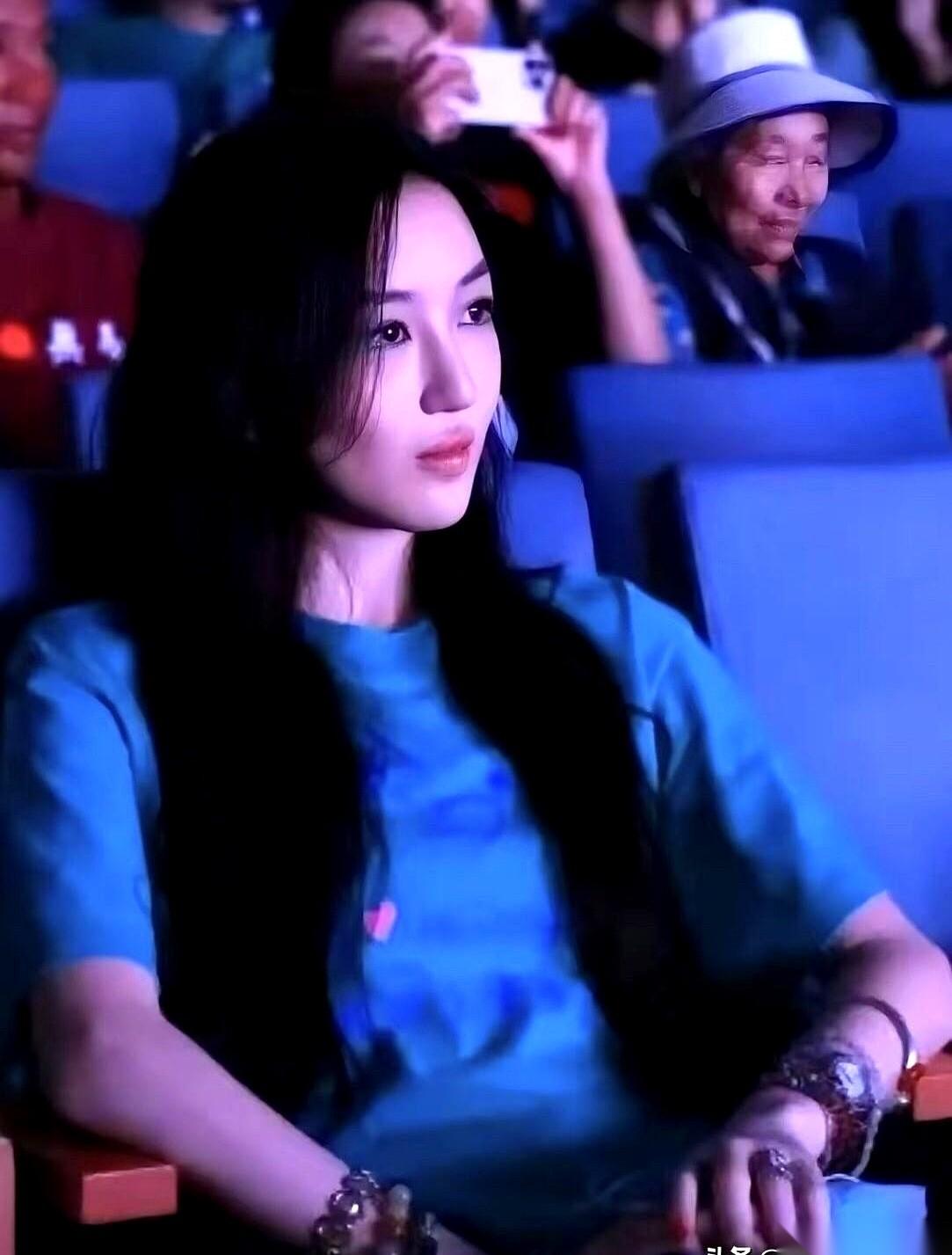 李亚鹏讲起女儿李嫣，眼睛里全是光。他说，女儿刚到国外上学，开学第一天，老师让全