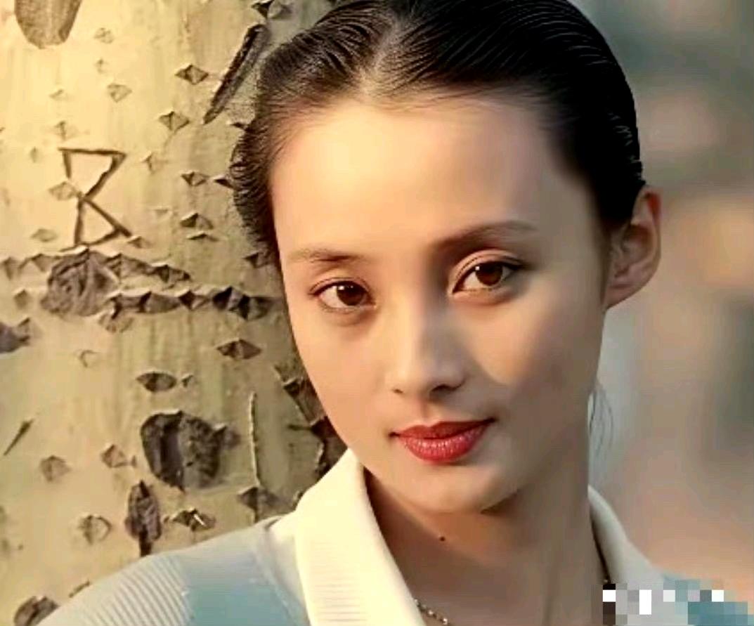 50岁蒋勤勤年轻时候真漂亮，陈建斌当年放弃吴越去追蒋勤勤，看上蒋勤勤美貌，英雄难