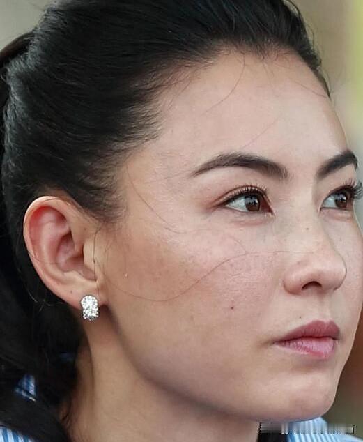 她之前是很多男人的梦中女神，如今老了，也变得普普通通了，没有了明星的气质。很多人