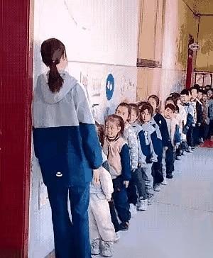 幼儿园老师想坑一下全班小朋友，结果踢到铁板了。眼看着周围的小伙伴一个接一个“中