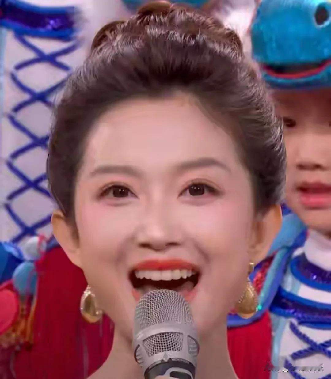 马年春晚主持人状态好真实！刘心悦小虎牙没烤瓷，撒贝宁又黑了一圈都说春晚镜头是