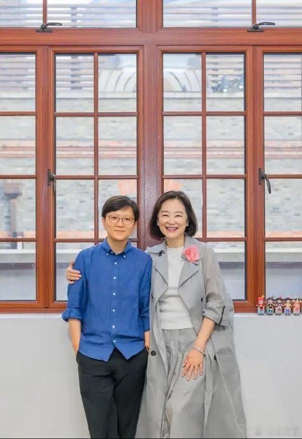 私下的林青霞穿搭品味绝佳，中长款大衣搭配阔腿裤与小白鞋，简约大气，随性穿搭尽显优