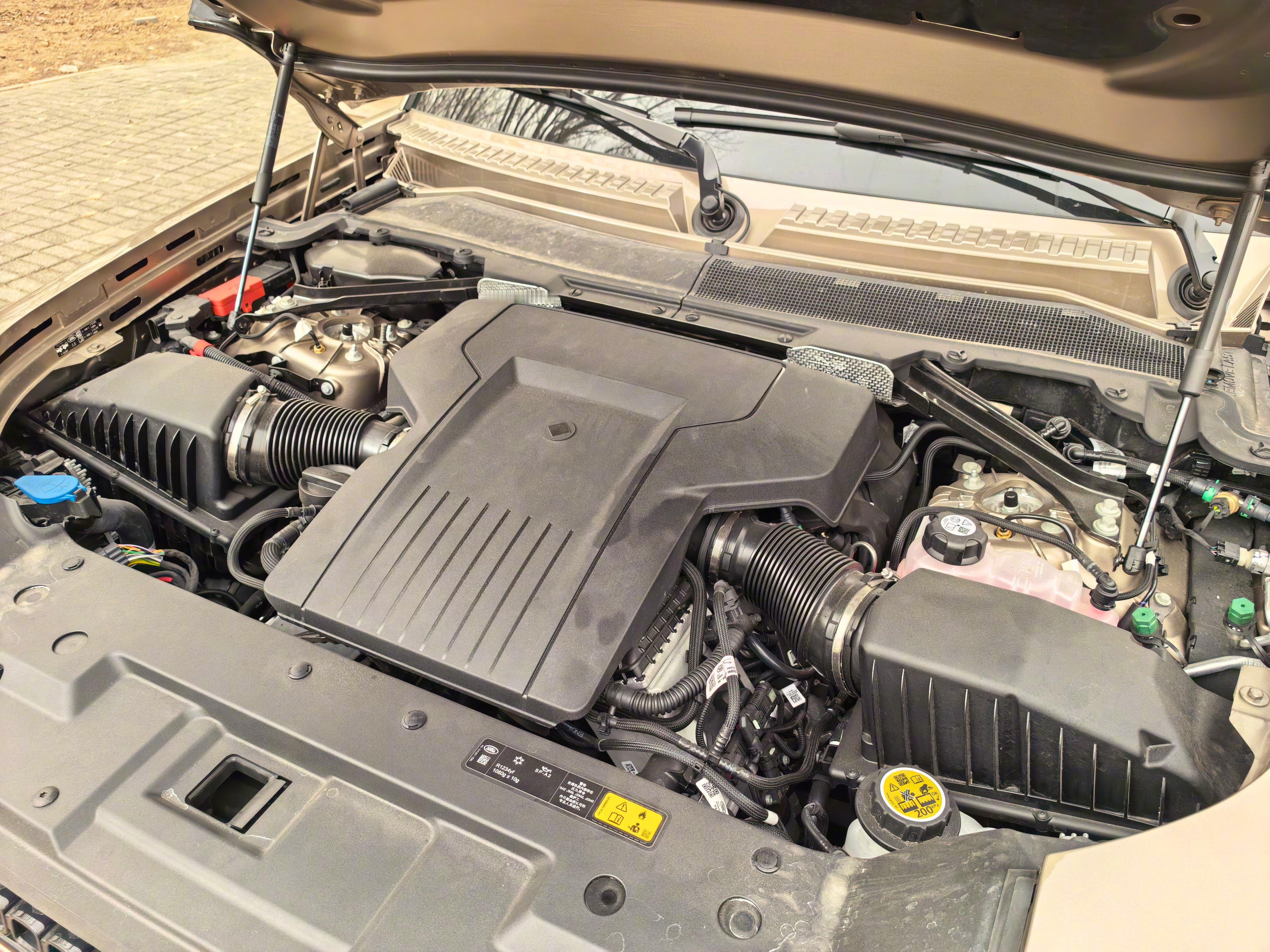 卫士OCTA实在强的不像话......1000mm涉水、巨大行程空悬、原厂越野胎